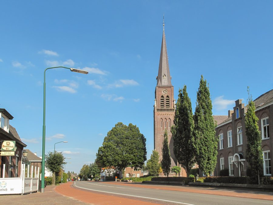 File:Bergeijk, Sint Petruskerk RM517901 in straatzicht foto2 2012-09-16 16.33.jpg