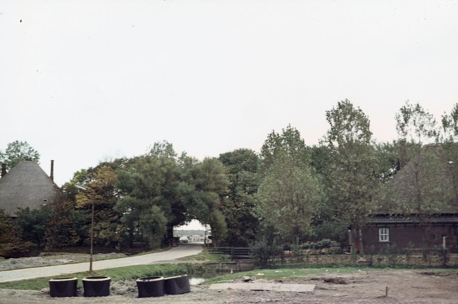 File:De Munnikenweg in Oudorp. In de verte de huizen aan de Sparrenlaan. Tussen ongeveer de jaren 1960 en - RAA-DMGA-02282 - RAA Elsinga.jpg