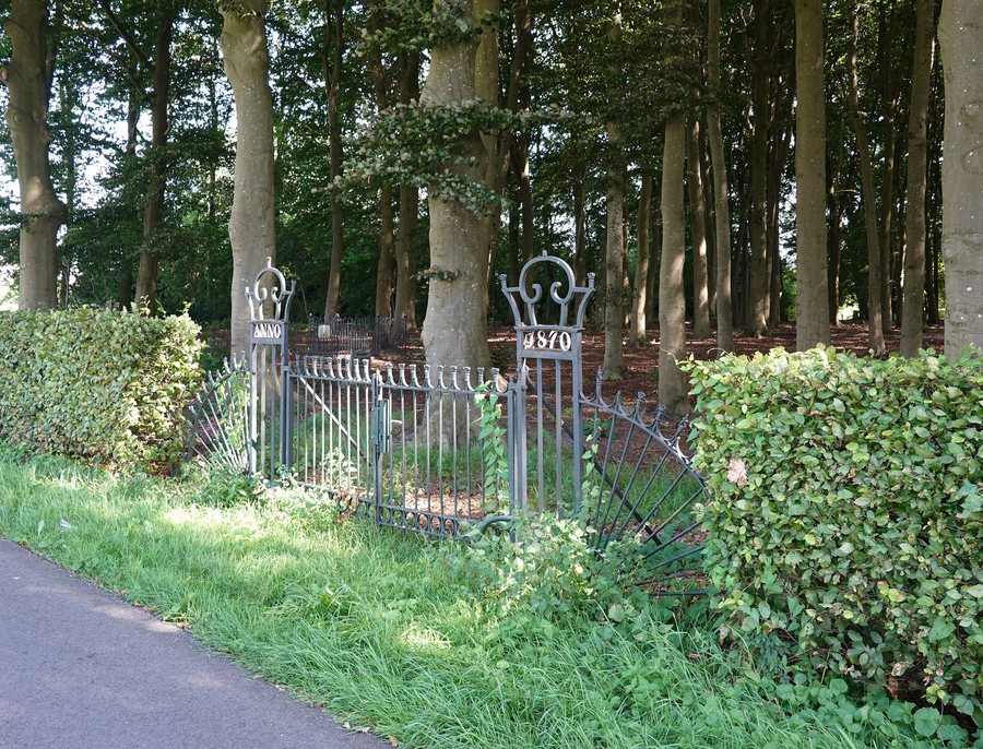 File:Oldebroek Oude begraafplaats Het Gemeente erf.jpg