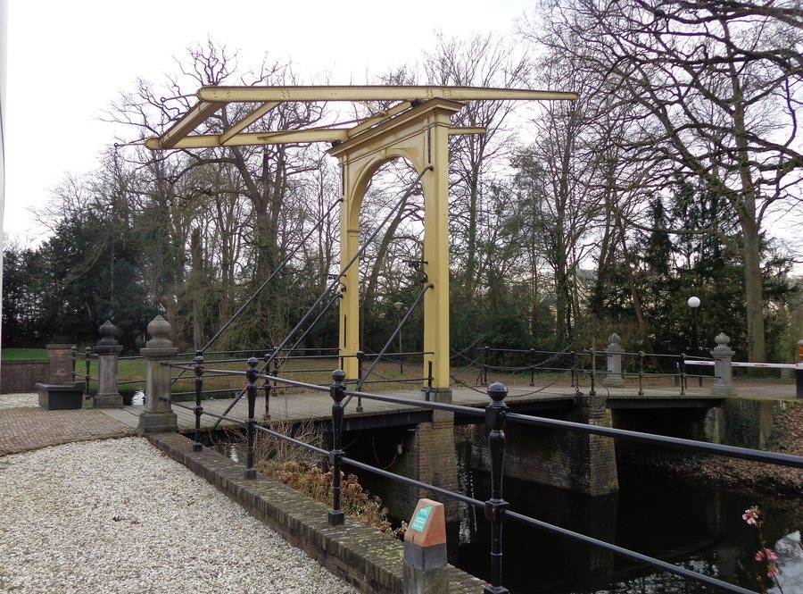 File:Kasteel Neerijnen Ophaalbrug.jpg