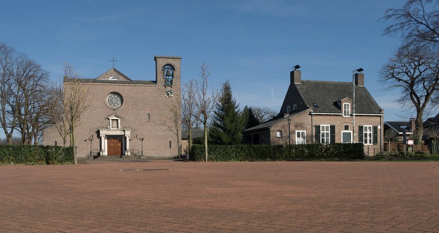 File:Lievelde, de Christus Koningkerk GM1586LV08 en de pastorie GM1586LV06 IMG 1975 2018-04-06 16.21.jpg