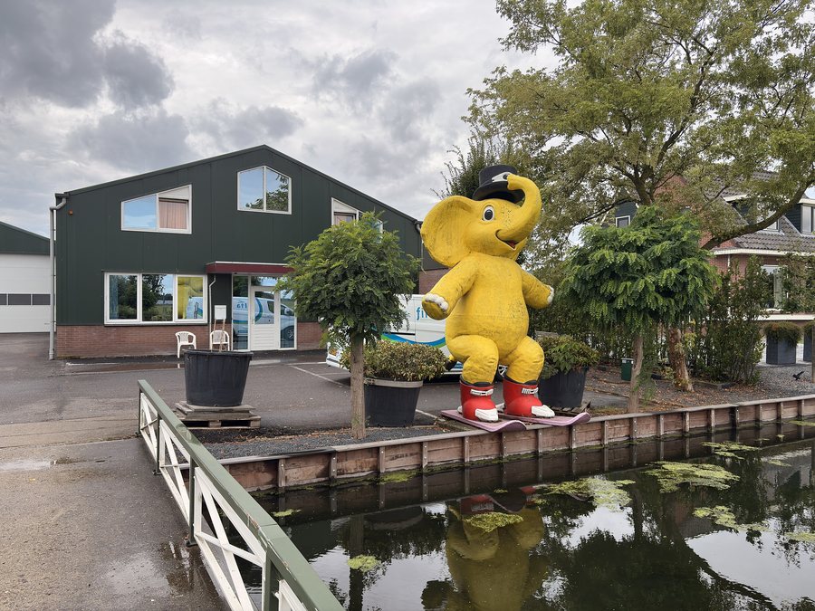 File:Netherlands, Nieuwerkerk aan den IJssel, Eerste Tochtweg (01), yellow elephant.JPEG