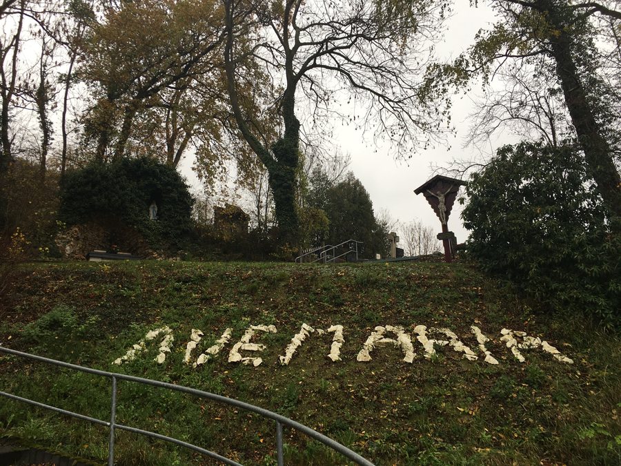 File:Slenaken Lourdesgrot met kruis.jpg