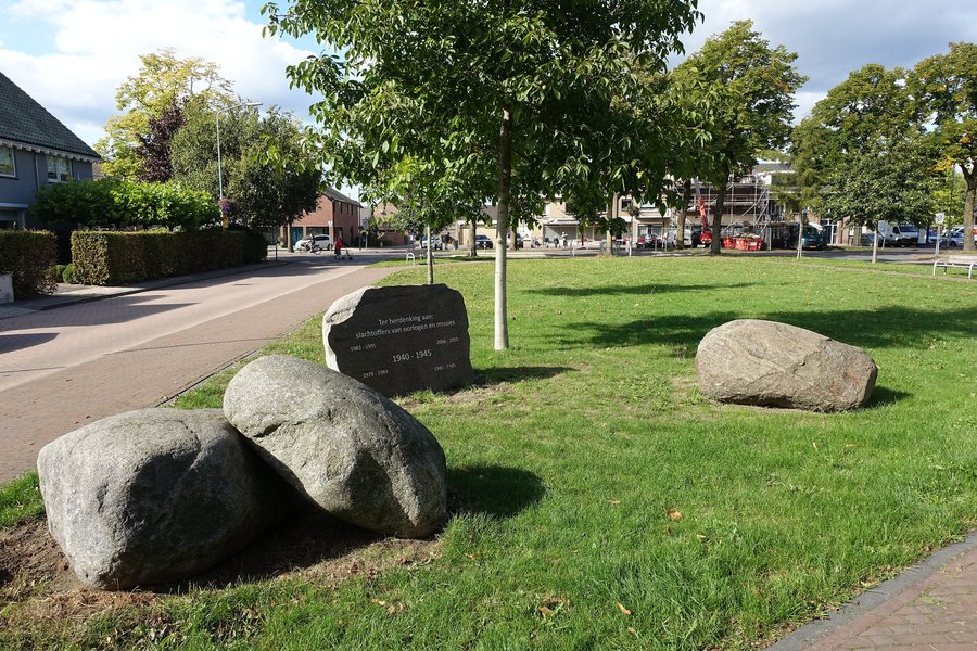 File:Oorlogsmonument, Wekerom.jpg