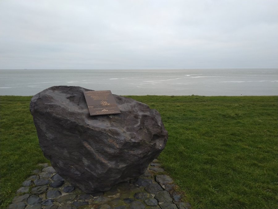 File:Huisduinen - Reddersmonument.jpg