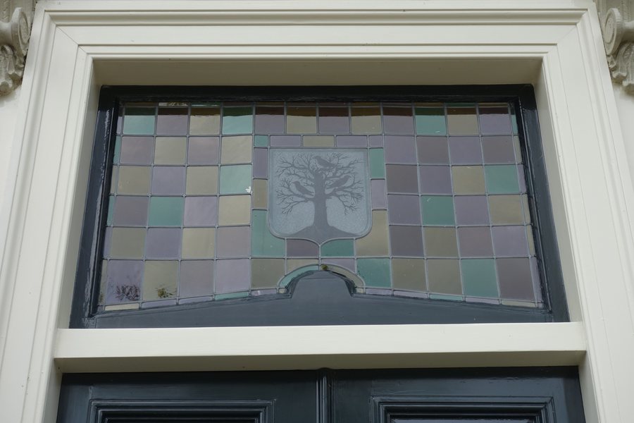 File:Raadhuis Westwoud gevelsteen bovenlicht.JPG