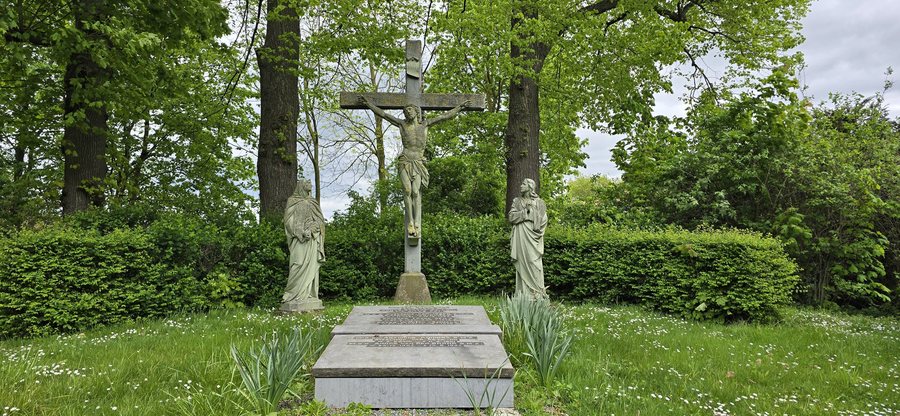 File:Cemetery Missiehuis, Cadier en Keer; Wayside crosses in Limburg (Netherlands), Cadier en Keer, Rijksweg; 2024 in Eijsden-Margraten.jpg
