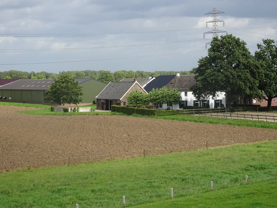 File:Echteld Boerderij De Biezenburg Waalbandijk 82 2.jpg