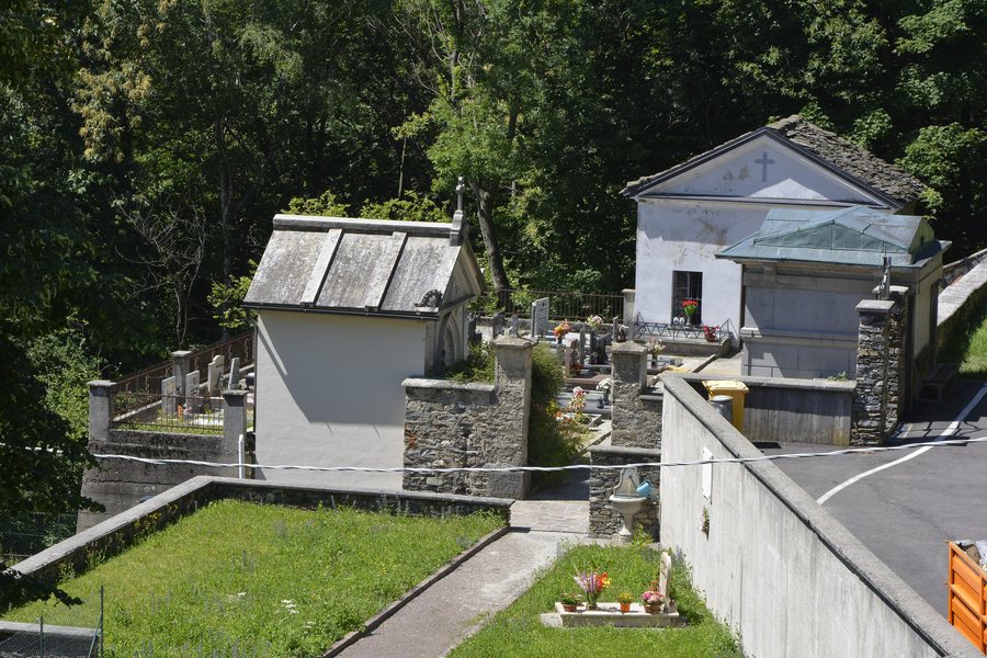 File:Cimitery of Graglio, Maccagno con Pino e Veddasca 01.jpg