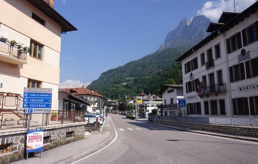 File:Agordo - Via IV Novembre IV.jpg