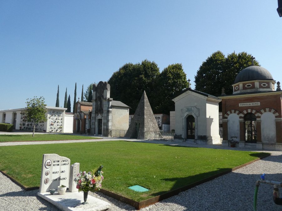 File:Cimitero di Noventa Padovana 02.jpg
