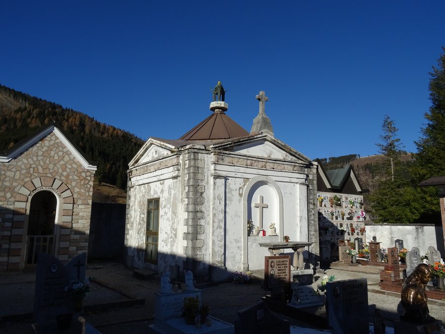 File:Cimitero di Foza - Cappellina.jpg