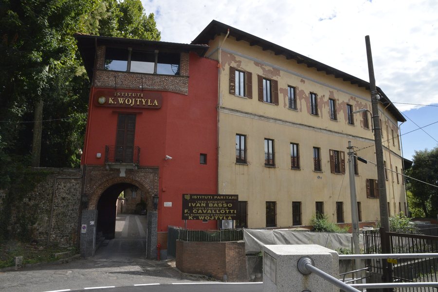 File:Castello Visconteo in Cassano Magnago 01.jpg