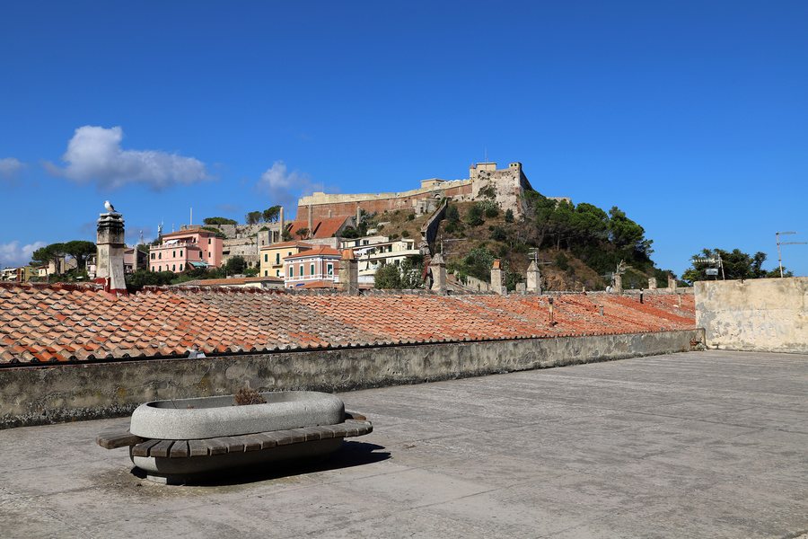 File:Portoferraio, veduta del forte falcone dalla palazzina dei mulini.jpg