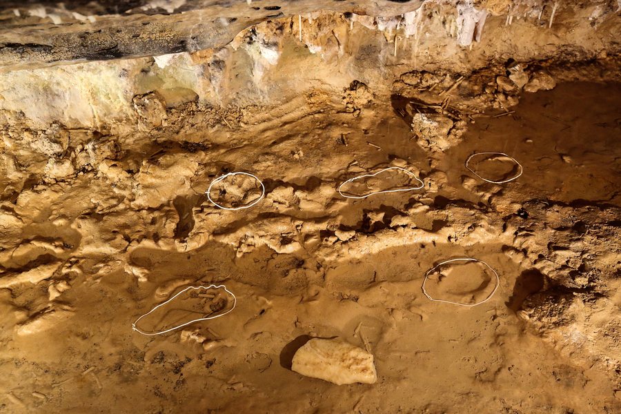 File:Grotte di Toirano 103.jpg