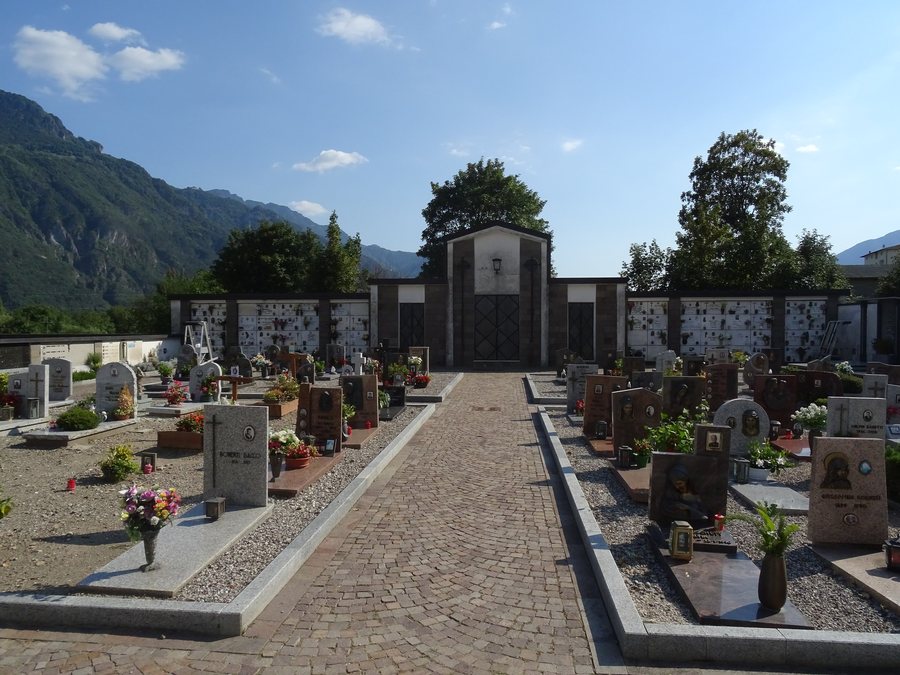 File:Cimitero di Darzo 01.jpg