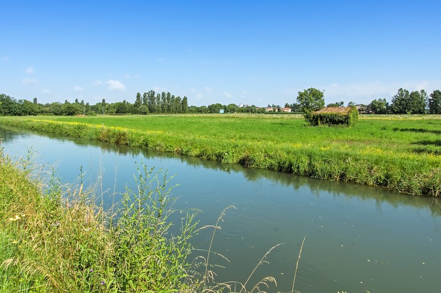 File:Naviglio della Martesana near Cassina de' Pecchi, Italy.jpg