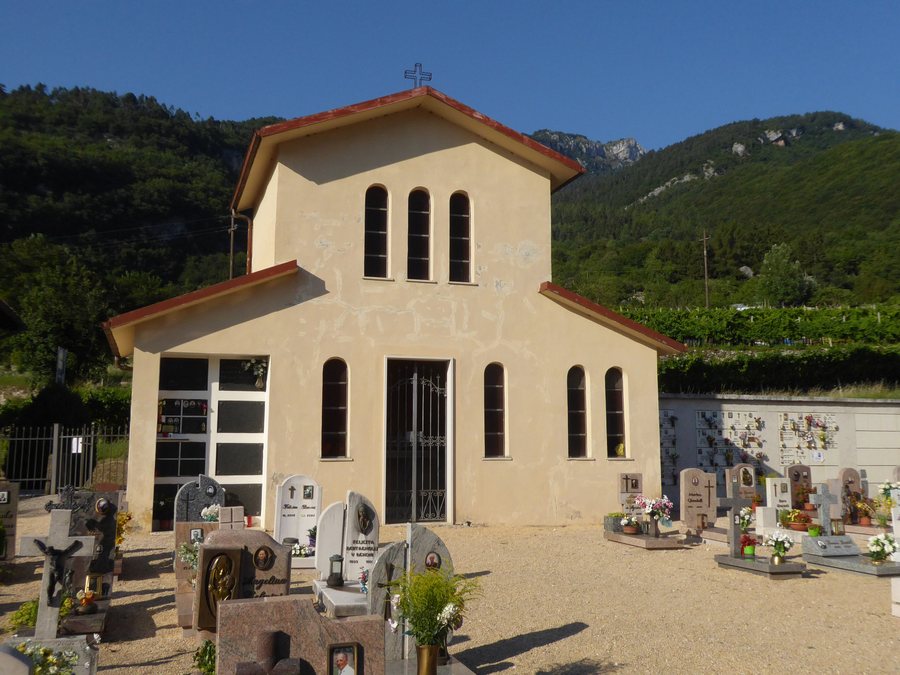 File:Cimitero di Valle San Felice - Cappella 2.jpg