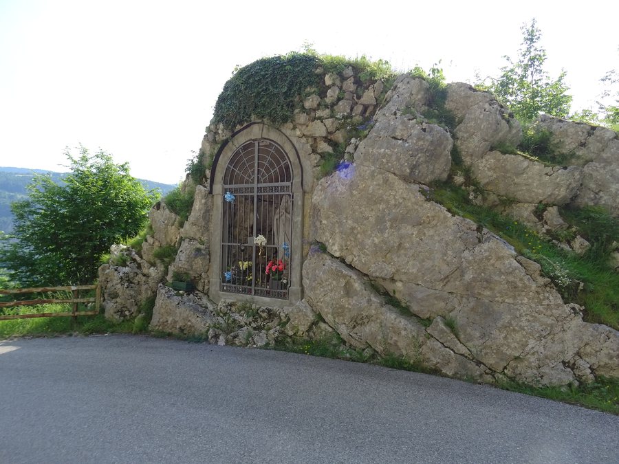 File:Lamon - Capitello votivo sulla strada tra Lamon e San Donato.jpg