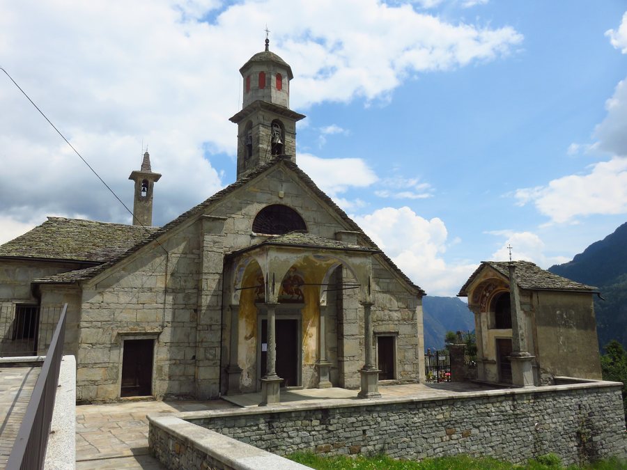 File:Trasquera Chiesa parrocchiale dei Santi Gervasio e Protasio.jpg