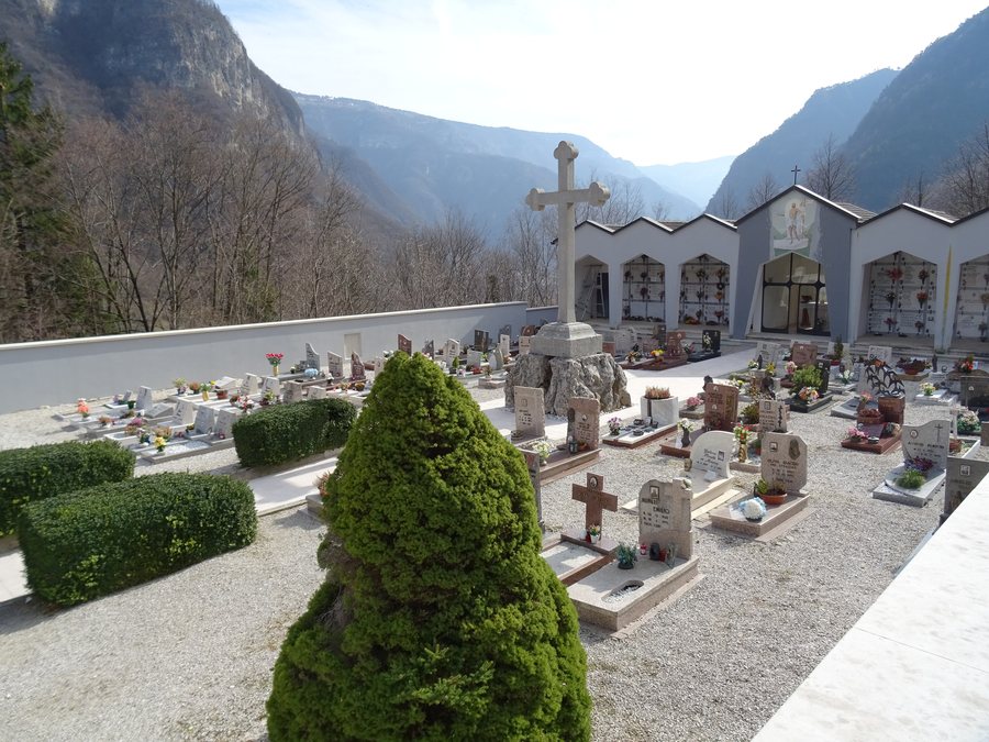 File:Cimitero di Lastebasse.jpg