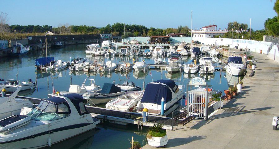 File:Porticciolo di Foce Varano.jpg