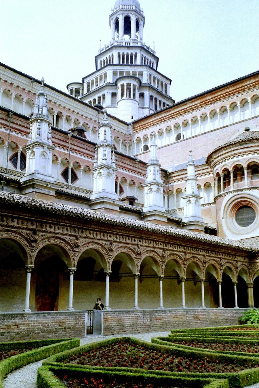 File:Certosa di Pavia cortile, Italia.jpg