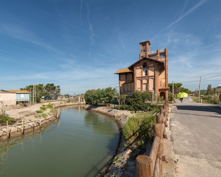 File:Fosso della Valnera e Strada Comunale 9 - Carbonifera, Piombino, Italia - 5 Settembre 2022.jpg
