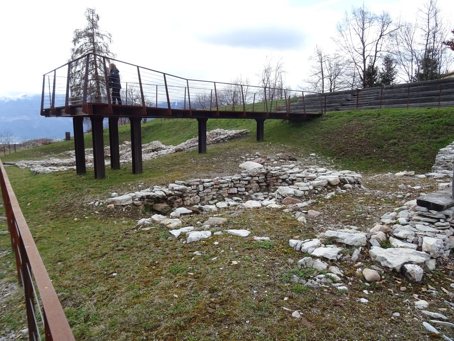 File:Area archeologica di Vervò 02.jpg