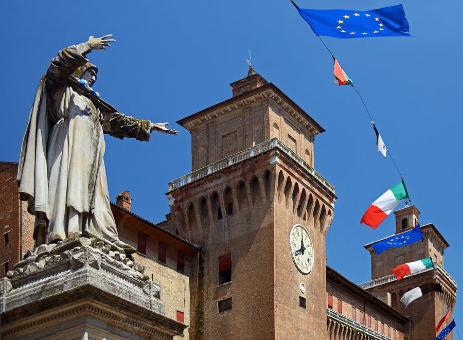 File:Monument Savonarola in the background of Este Castle. Ferrara, Italy.jpg