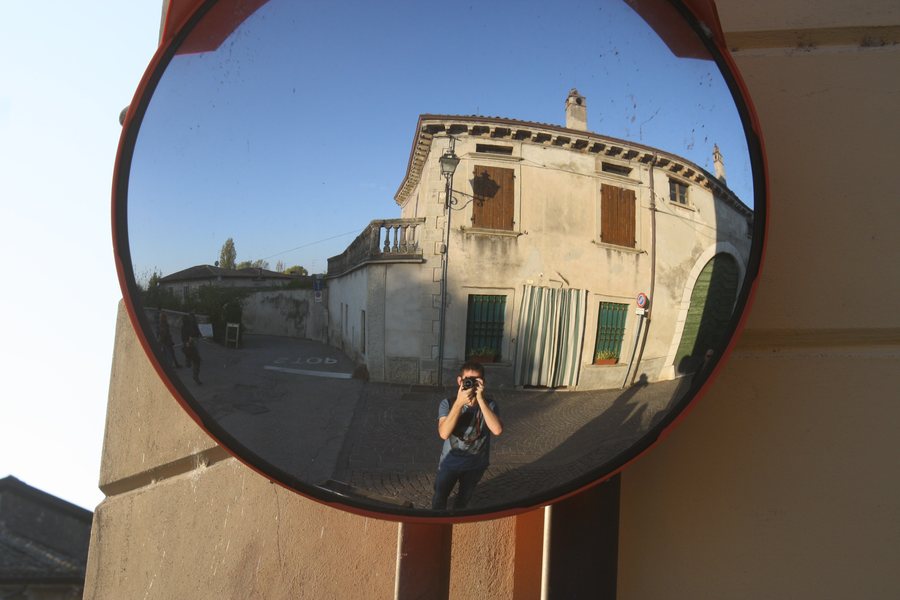 File:Selfie in a traffic mirror in Castellaro Lagusello (MN) - Italy 01.JPG