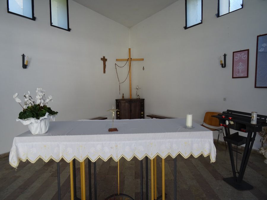 File:Cimitero di Primolano - Interno cappella.jpg