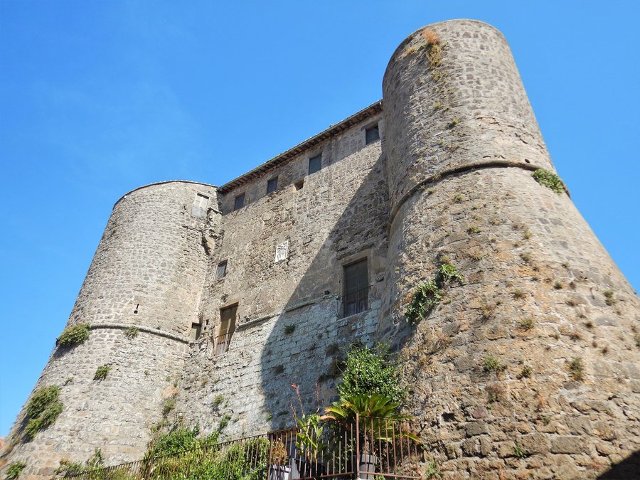 File:Ronciglione, La Rocca (I Torrioni).jpg