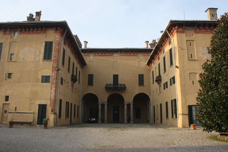 File:Castello Visconti Castelbarco in Cislago 05.jpg