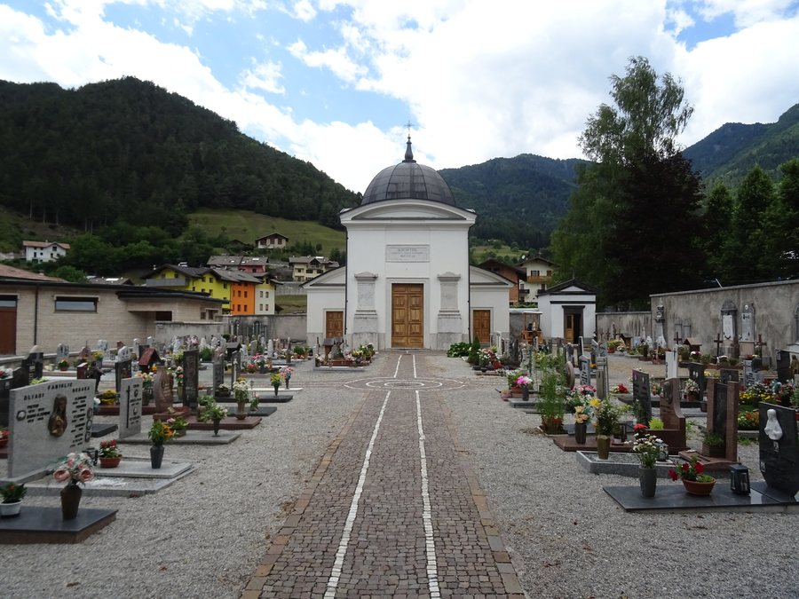 File:Cimitero di Tiarno di Sopra 01.jpg