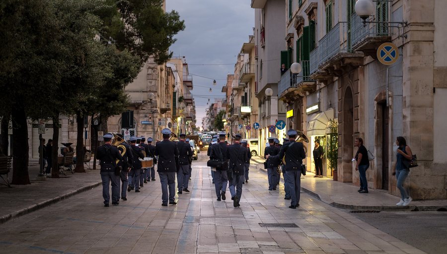 File:Marching band at Piazza Garibaldi, Castellana Grotte, Italy (PPL1-Corrected) julesvernex2.jpg