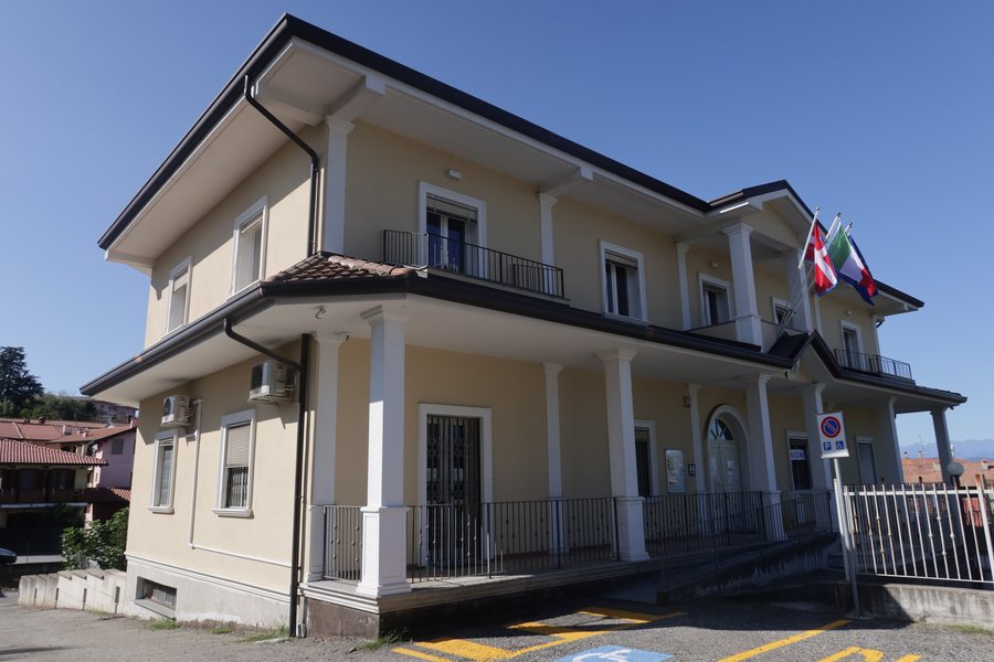 File:Borgo Ticino Municipio.jpg