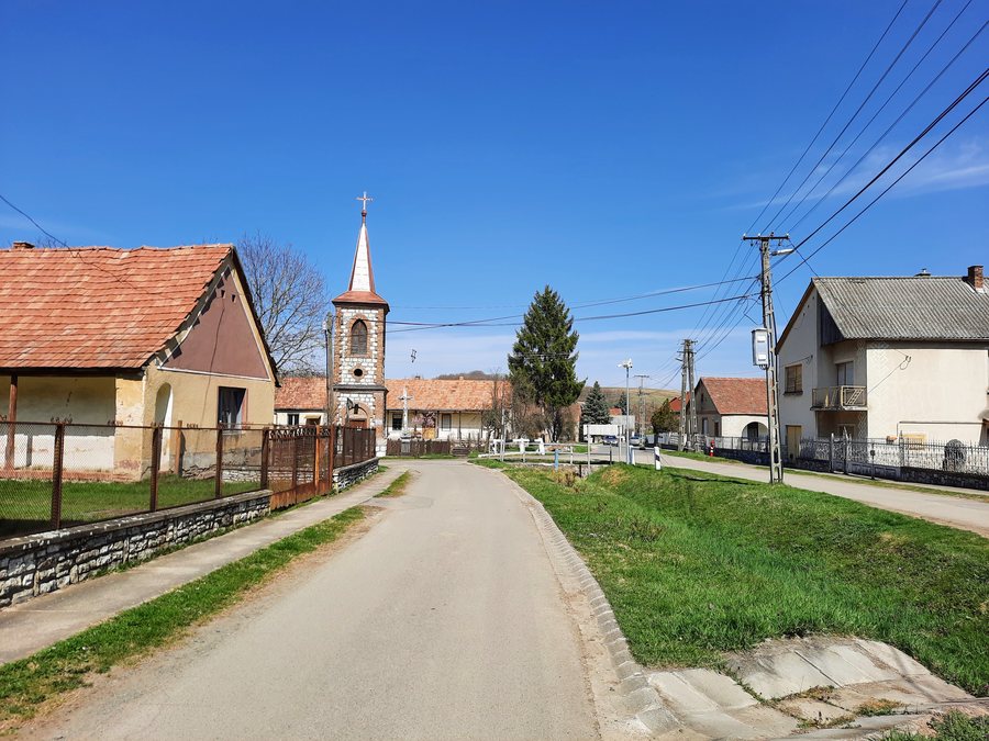 File:Vékény, Fő utca és harangláb.jpg