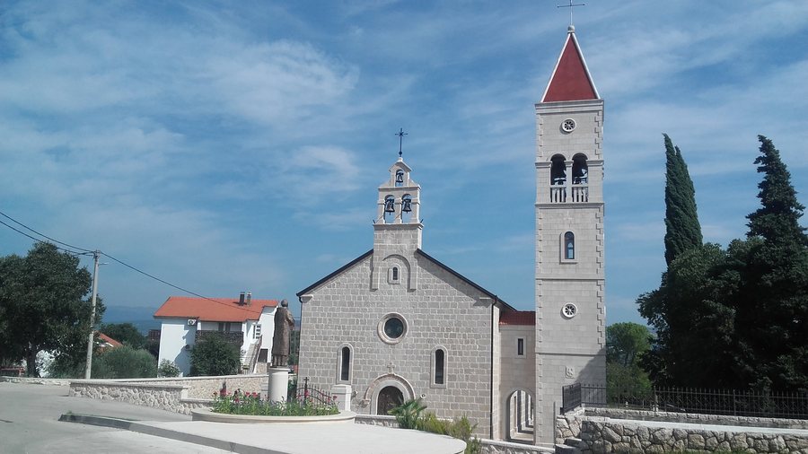 File:Zmijavci Crkva Svih Svetih 1.jpg