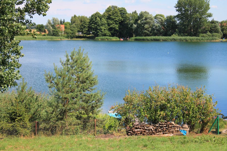 File:Imiołki, gmina Kiszkowo, 2018-07-15 (02) jezioro lednickie.jpg