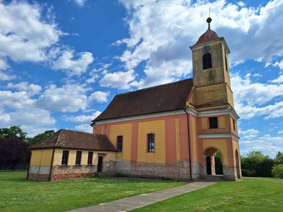 File:Crkva sv. Mihaela, Drenje (1).jpg