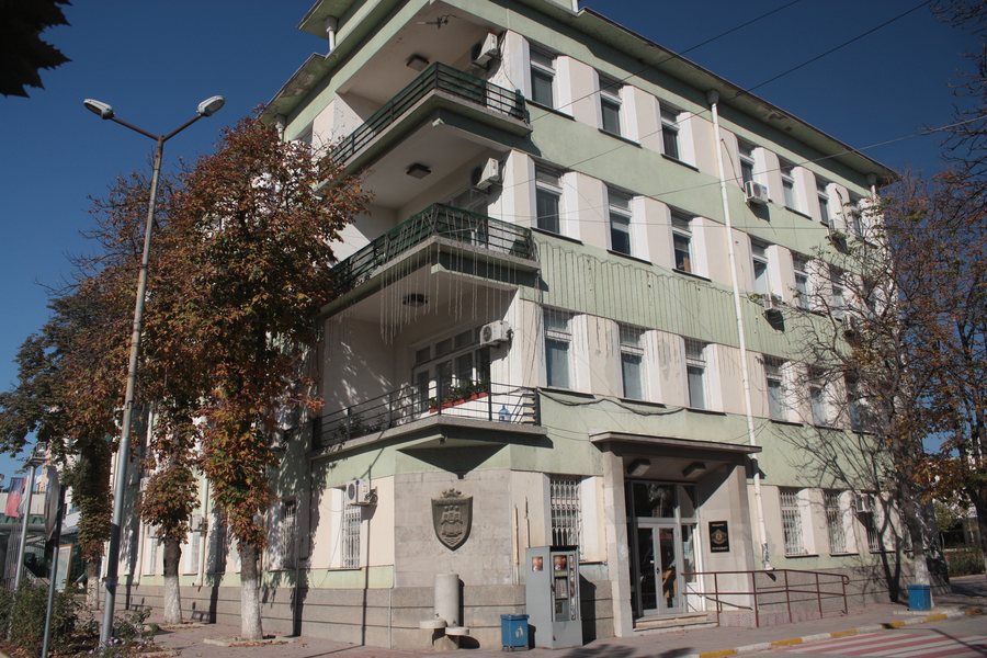File:Lukovit Municipality hall.JPG