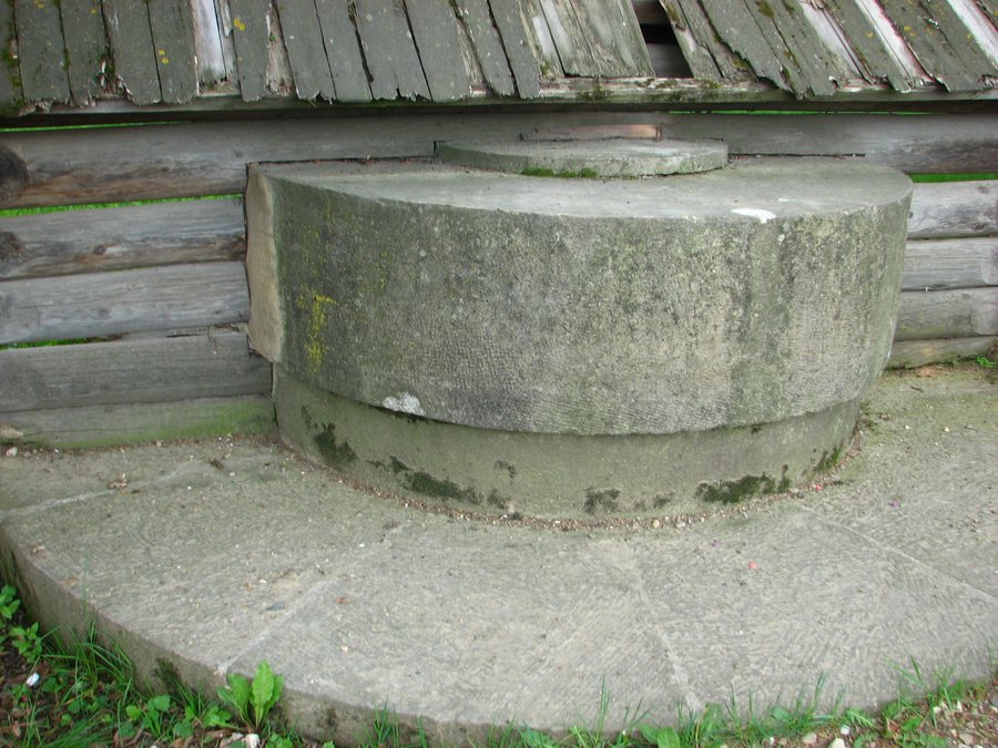 File:Ansamblul bisericii Arbore, sat Arbore, comuna Arbore, Suceava.JPG