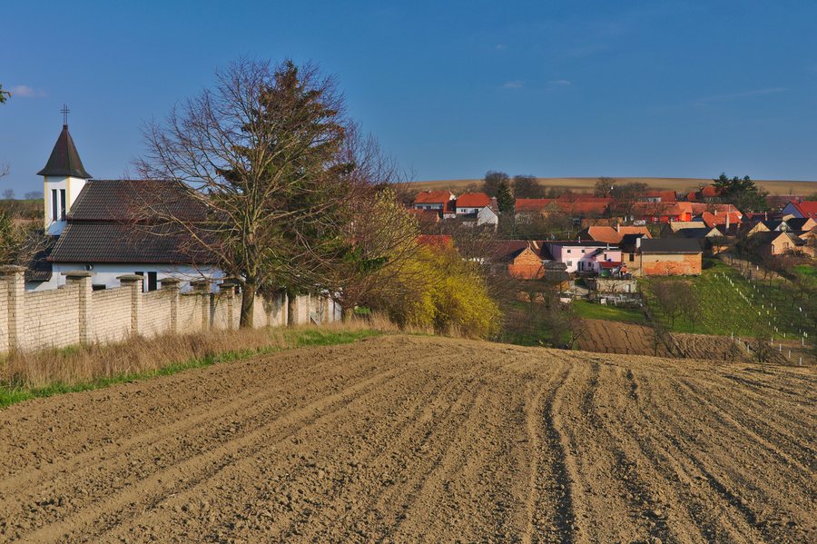 File:Kaple Nanebevzetí Panny Marie, Nenkovice, okres Hodonín.jpg