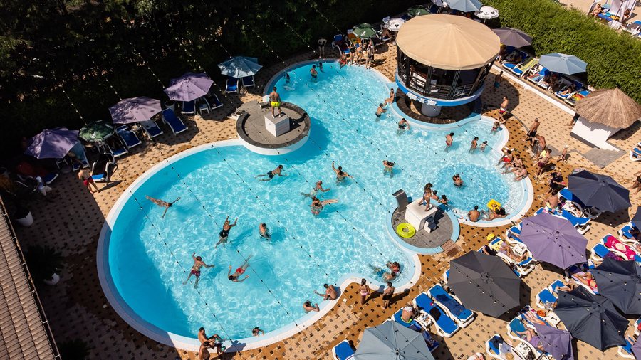 File:Piscina de vară Domeniile Saftica.jpg