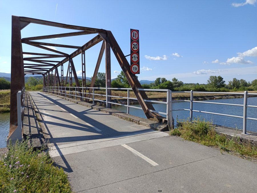 File:Most, Biskupický derivačný kanál, Vážská cyklomagistrála, Beckov, okres Nové Mesto nad Váhom, Trenčínský kraj, Slovensko 2026.jpg