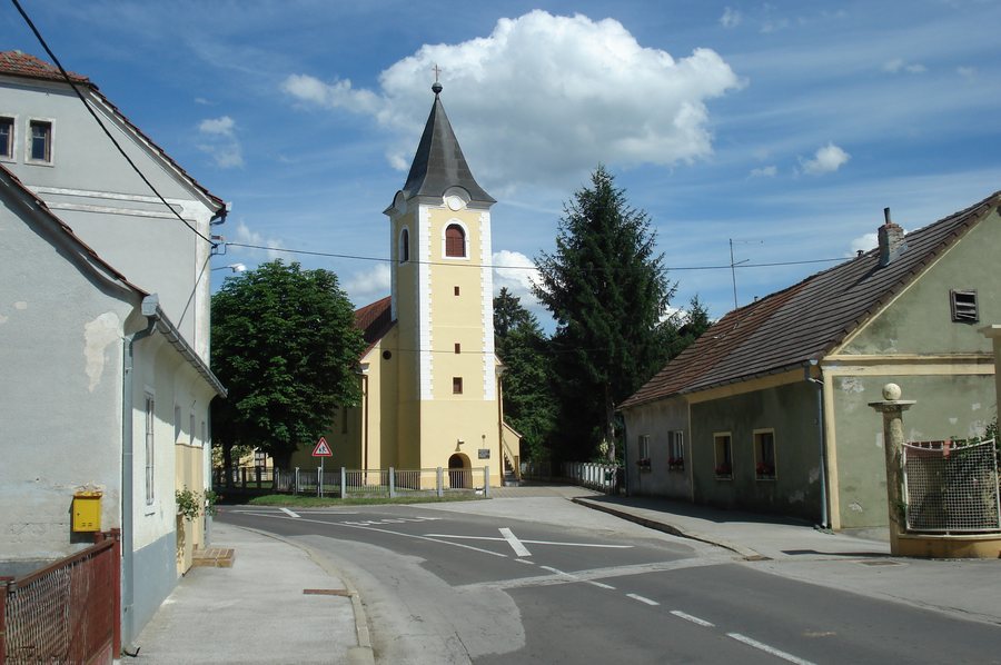 File:Gornji Mihaljevec - crkva u glavnoj ulici.jpg