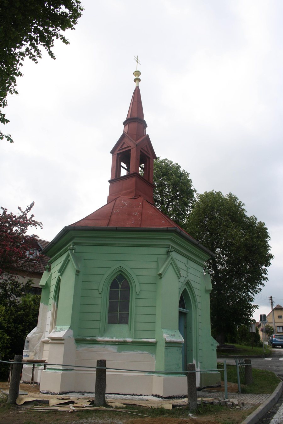 File:Reconstruction of chapel in Kožichovice, Třebíč District.jpg