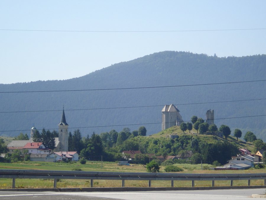 File:Brinje (Croatia) - pogled s autoceste.JPG