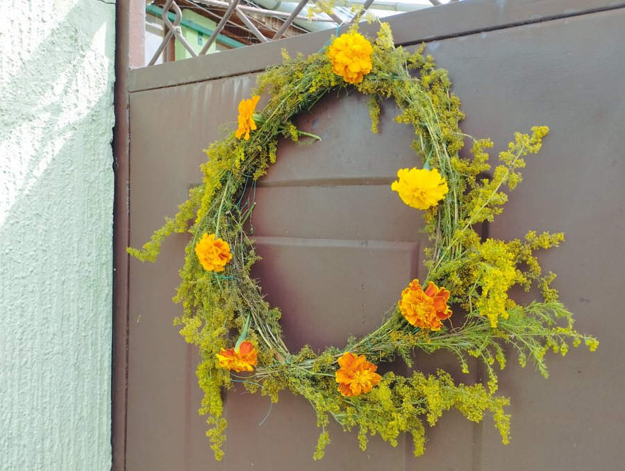 File:Ivanjski vijencac - ивањски венац (Midsummer wreaths) Trpinja 01.jpg